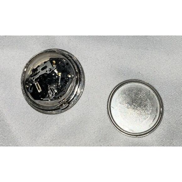 VTG VINTAGE SILVER TONE RUMOURS DOLPHIN CLOCK QUARTZ 1980S - Picture 6 of 6